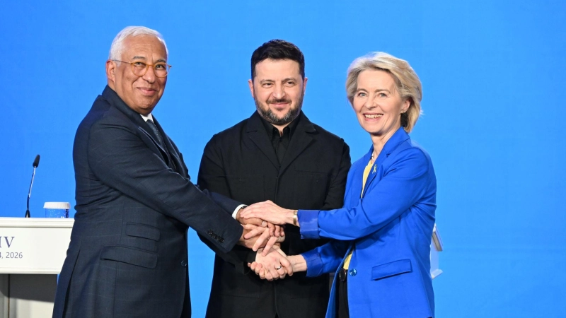 Ukraines Präsident Selenskyj (M.) kann zufrieden sein: die EU-Verhandlungen mit seinem Land können in eine substanzielle Phase eintreten. (Archivbild)  (Foto: Ansgar Haase/dpa)
