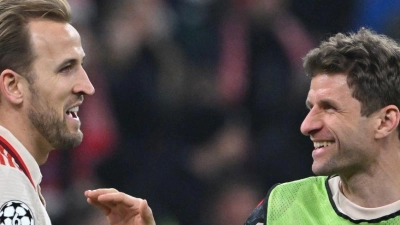 Im Rampenlicht: Doppel-Torschütze Harry Kane (l) mit Thomas Müller. (Foto: Peter Kneffel/dpa)