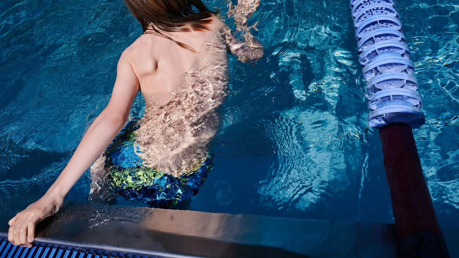 Eltern müssen ihre Kinder im Schwimmbad stets im Blick behalten.  (Foto: Annette Riedl/dpa)