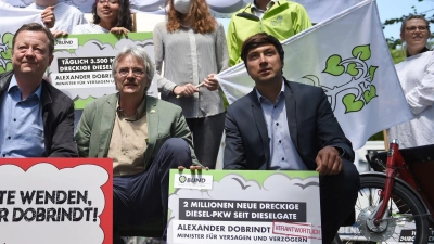 Martin Geilhufe (rechts) ist seit vielen Jahren für den Bund Naturschutz in Bayern aktiv. Nun übernimmt er den Landesvorsitz von Richard Mergner (mitte), da dieser sich aus gesundheitlichen Gründen zurückziehen muss. (Archivbild) (Foto: picture alliance / Andreas Gebert/dpa)