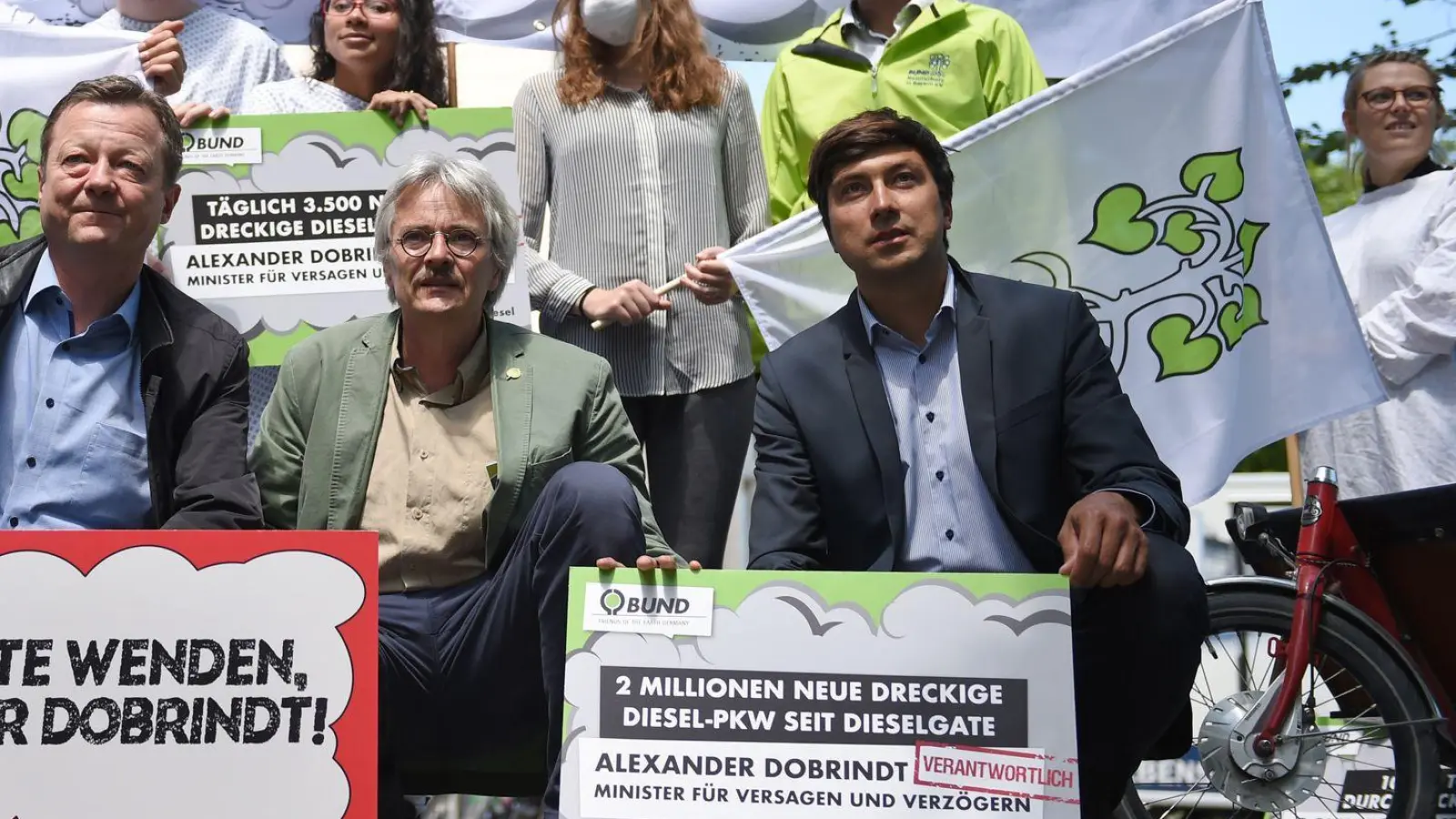 Martin Geilhufe (rechts) ist seit vielen Jahren für den Bund Naturschutz in Bayern aktiv. Nun übernimmt er den Landesvorsitz von Richard Mergner (mitte), da dieser sich aus gesundheitlichen Gründen zurückziehen muss. (Archivbild) (Foto: picture alliance / Andreas Gebert/dpa)
