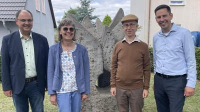 Auf dem Synagogenplatz in Bechhofen trafen sich (von links) zweiter Bürgermeister Martin Günther, Heimatpflegerin Claudia Dommel, Rabbiner Dr. Tom Kucera und Bürgermeister Sven Waidmann. (Foto: Steven Bechhofer)