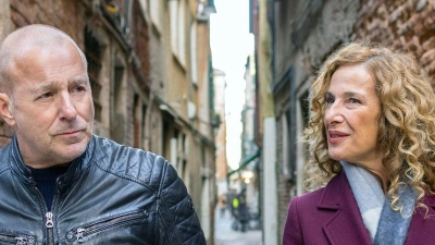  Als der Fall Fahrt aufnimmt, verschlägt es Kommissar Ingo Thiel alias Heino Ferch (l) ins kalte Venedig. (Foto: Luca Baggio/Arte/dpa)