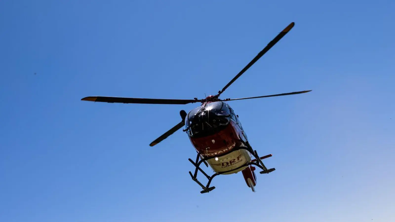 Nach der Kollsion mit dem Tier wurde der 64-Jährige mit dem Hubschrauber in eine Klinik gebracht. (Symbolbild) (Foto: Philipp von Ditfurth/dpa)