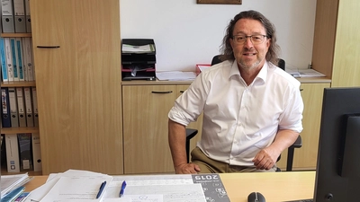 Wittelshofens neuer Bürgermeister Norbert Lenz am Schreibtisch in seinem Amtszimmer. Seine Arbeit „macht ihm unheimlich Spaß”. (Foto: Albert Schülein)