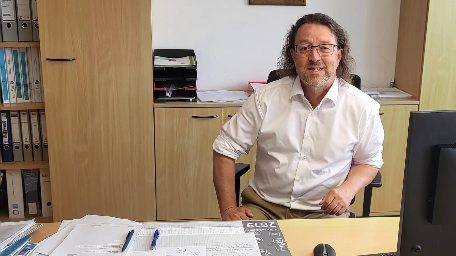 Wittelshofens neuer Bürgermeister Norbert Lenz am Schreibtisch in seinem Amtszimmer. Seine Arbeit „macht ihm unheimlich Spaß”. (Foto: Albert Schülein)