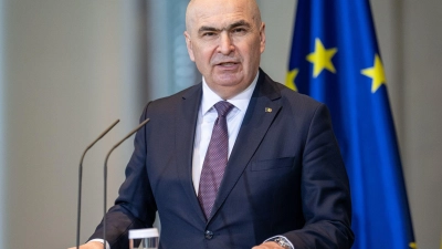 Rumäniens bürgerlich-liberaler Ministerpräsident Ilie Bolojan ist von der sozialdemokratischen und rechtsextremen Opposition wegen seiner Reformpolitik durch ein Misstrauensvorum im Parlament abgesetzt worden. (Foto: Fabian Sommer/dpa)