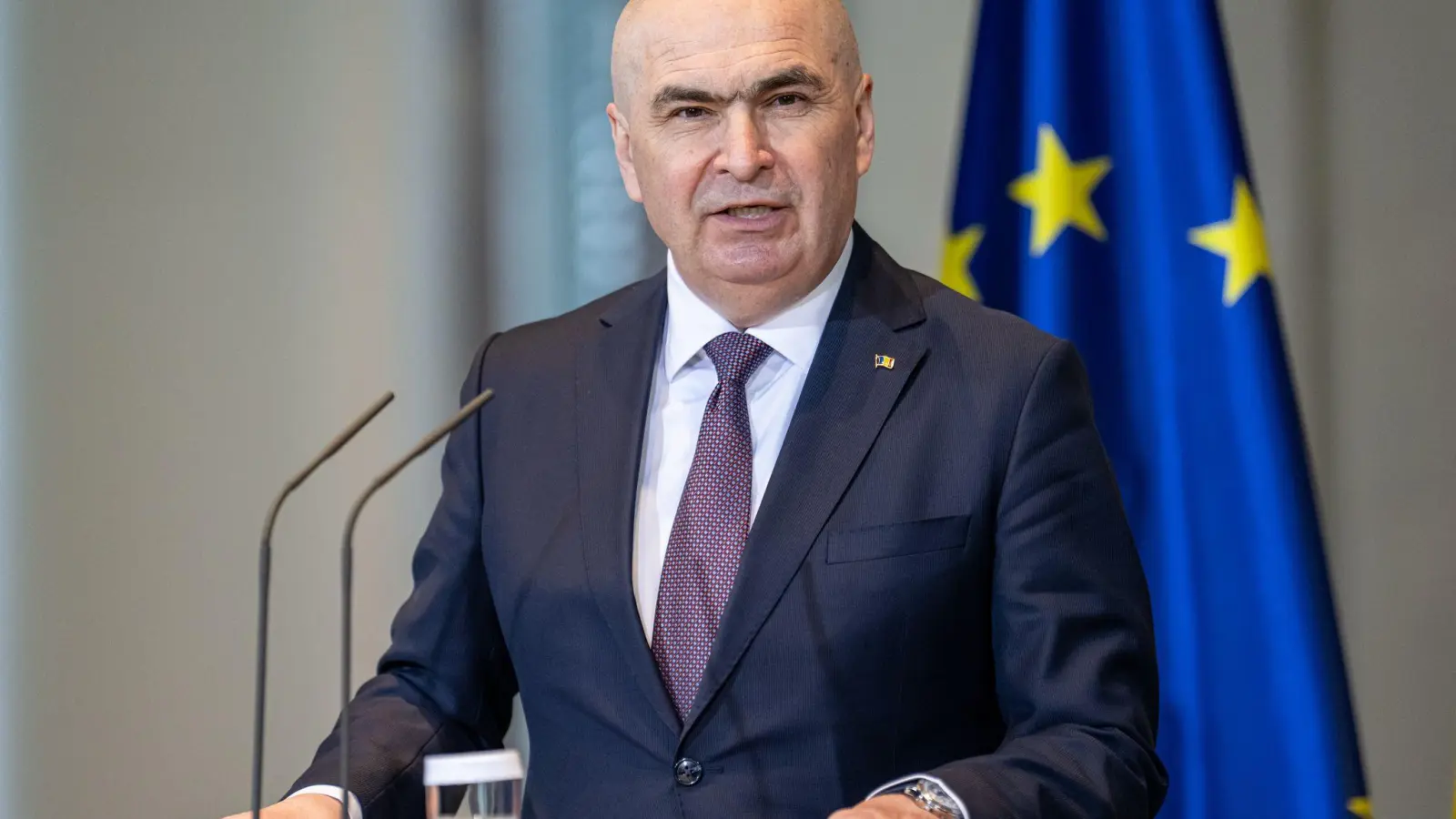 Rumäniens bürgerlich-liberaler Ministerpräsident Ilie Bolojan ist von der sozialdemokratischen und rechtsextremen Opposition wegen seiner Reformpolitik durch ein Misstrauensvorum im Parlament abgesetzt worden. (Foto: Fabian Sommer/dpa)