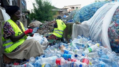 Die Studie kontriert sich auf die negativen Gesundheitsbelastungen im Zuge des Plastik-Lebenszyklus - es gibt aber auch positive Aspekte. (Archivbild) (Foto: Sunday Alamba/AP/dpa)