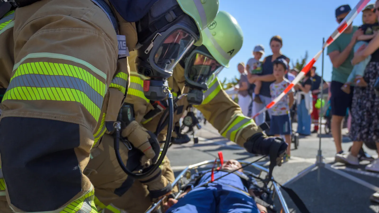 Auf der Trage wird der Verletzte fixiert, um danach vom Ort getragen zu werden. (Foto: René Chlopotowski)