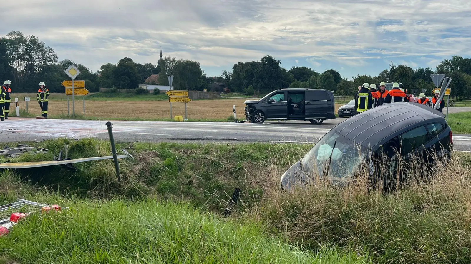 Ein Auto landete im Graben, das andere kam schwer beschädigt im Kreuzungsbereich zum Stehen (Foto: Kreisfeuerwehrverband)