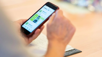 Ein etwas älteres Smartphone-Modell, noch voll funktionsfähig - was passiert damit, wenn die Nutzerin ein neueres Modell bekommt? (Foto: Lukas Barth/dpa)