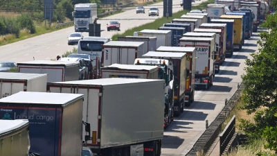 Der ADAC sagt für das Wochenende eine hohe Staugefahr voraus. (Archivbild) (Foto: Klaus-Dietmar Gabbert/dpa)