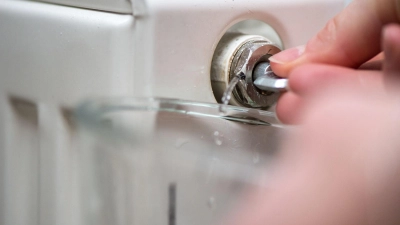 Wenn es gluckert oder die Heizkörper nicht gleichmäßig warm werden, sollte man sie entlüften. (Foto: Andrea Warnecke/dpa-tmn)
