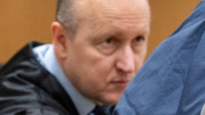 Ein 27 Jahre alter Mann ist vor dem Landgericht Landshut angeklagt, links neben ihm sitzt sein Verteidiger Thomas Fauth.  (Foto: Armin Weigel/dpa)