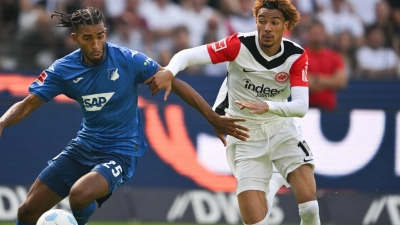 Eintracht Frankfurts Stürmer Hugo Ekitiké (r) erzielte gegen die TSG 1899 Hoffenheim das 1:0. (Foto: Arne Dedert/dpa)