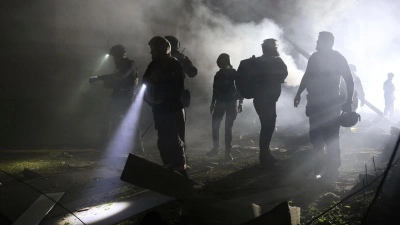 Rettungskräfte arbeiten in Saporischschja, Ukraine, an einem Wohnhaus, das durch einen russischen Angriff zerstört wurde. (Foto: Kateryna Klochko/AP/dpa)