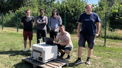 Axel Schäfer (von links, wissenschaftlicher Mitarbeiter), Sai Bharadhwaj Matha vom Start-up NeuralDrones, Student Fabrizio Ciavarrella, Fabian Schmidt (am Laptop, wissenschaftlicher Mitarbeiter) und Projektleiter Prof. Dr. Stefan Geißelsöder an ihrem Arbeitsplatz, der Drohnengarage.  (Foto: Jessica Herrenbrück)