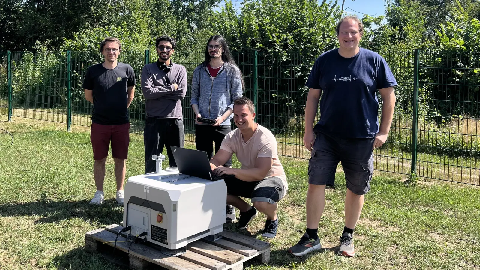 Axel Schäfer (von links, wissenschaftlicher Mitarbeiter), Sai Bharadhwaj Matha vom Start-up NeuralDrones, Student Fabrizio Ciavarrella, Fabian Schmidt (am Laptop, wissenschaftlicher Mitarbeiter) und Projektleiter Prof. Dr. Stefan Geißelsöder an ihrem Arbeitsplatz, der Drohnengarage.  (Foto: Jessica Herrenbrück)