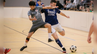 Im Finale siegte der TV Leutershausen (links Ramic Elision) mit 3:1 gegen Fortuna Neuses (Andre Seitz). (Foto: Markus Zahn)