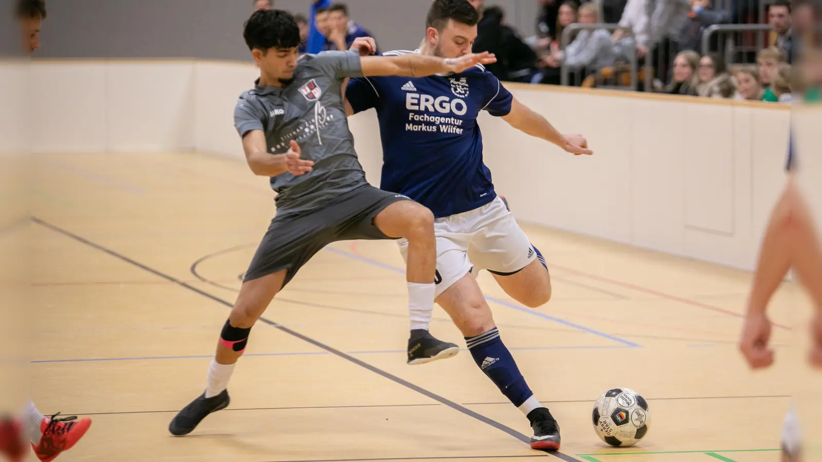 Im Finale siegte der TV Leutershausen (links Ramic Elision) mit 3:1 gegen Fortuna Neuses (Andre Seitz). (Foto: Markus Zahn)