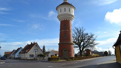 Am Wasserturm treffen die Ansbacher (rechts) und die Stilzendorfer Straße (links) zusammen. Der Landkreis möchte dort als Baulastträger die Fahrbahnbeläge erneuern. Die Stadt müsste in diesem Zuge einige dringend notwendige Arbeiten miterledigen lassen, hat dafür aber kein Geld. (Foto: Laura Eyrich)