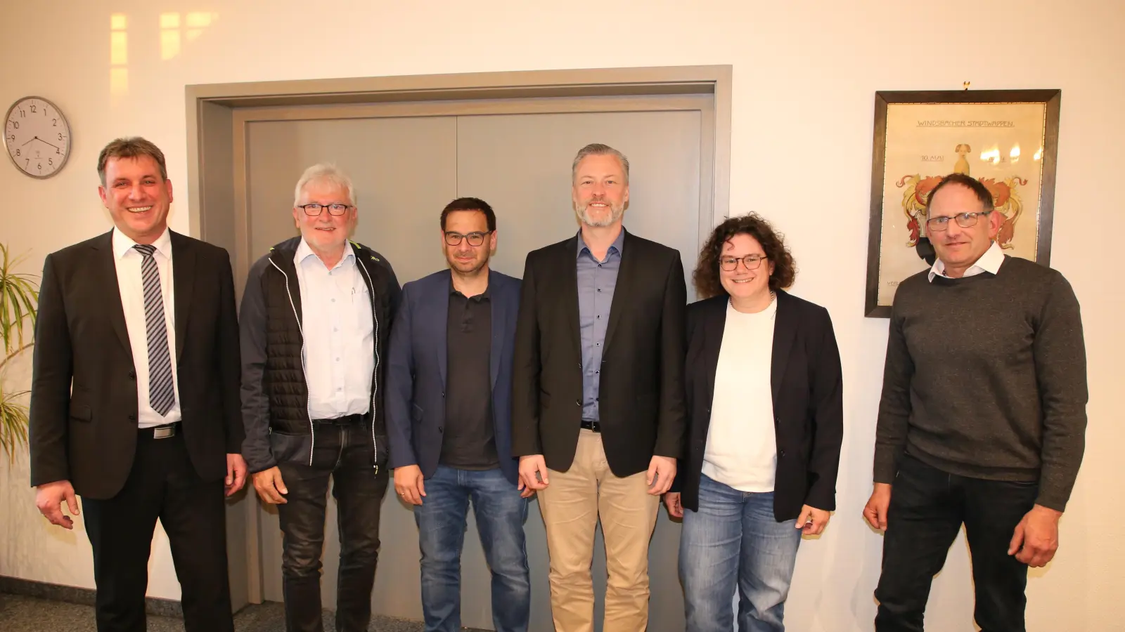Bürgermeister Matthias Seitz mit den ausgeschiedenen Stadträtinnen und -räten (von links) Karl Schuler (dritter Bürgermeister), Michael Großberger, Peter Huber, Christine Huber und Gerhard Ammon. (Foto: Alexander Biernoth)