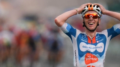 Der Franzose Romain Bardet (r) setzte sich vor seinem niederländischen Teamkollegen Frank van den Broek durch. (Foto: Daniel Cole/AP/dpa)