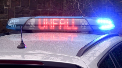 Bei einem Verkehrsunfall am Schlossplatz in Ansbach wurde die Verursacherin leicht verletzt. (Symbolbild: Carsten Rehder/dpa)