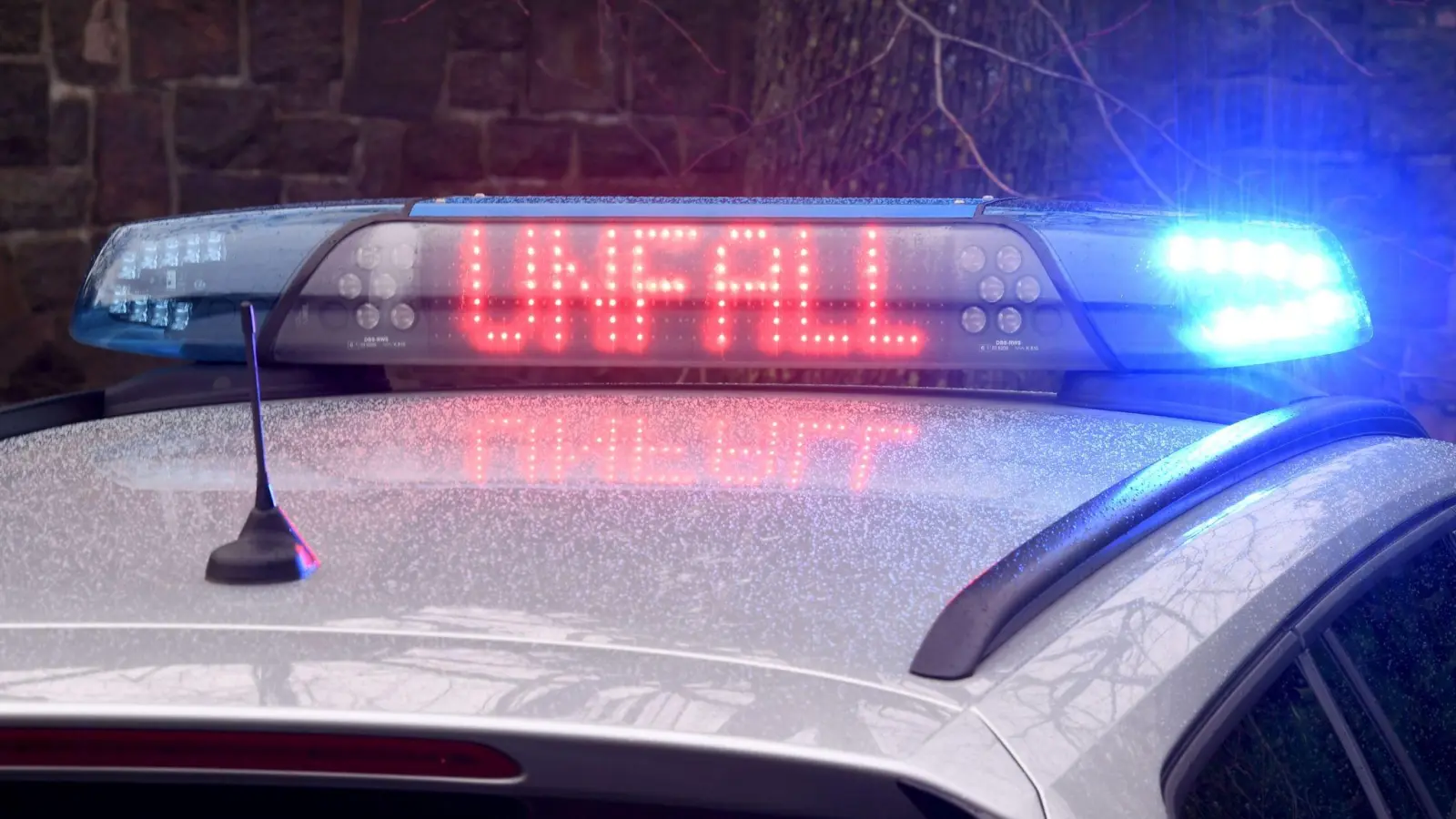 Bei einem Verkehrsunfall am Schlossplatz in Ansbach wurde die Verursacherin leicht verletzt. (Symbolbild: Carsten Rehder/dpa)