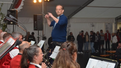 Ein Dirigent tritt ab: Bürgermeister Rainer Erdel war immer auch für seine Geselligkeit und seinen Humor bekannt. 2024 dirigierte er beim Kirchweih-Auftakt den 1. Europa-Musikzug. (Foto: Yvonne Neckermann)