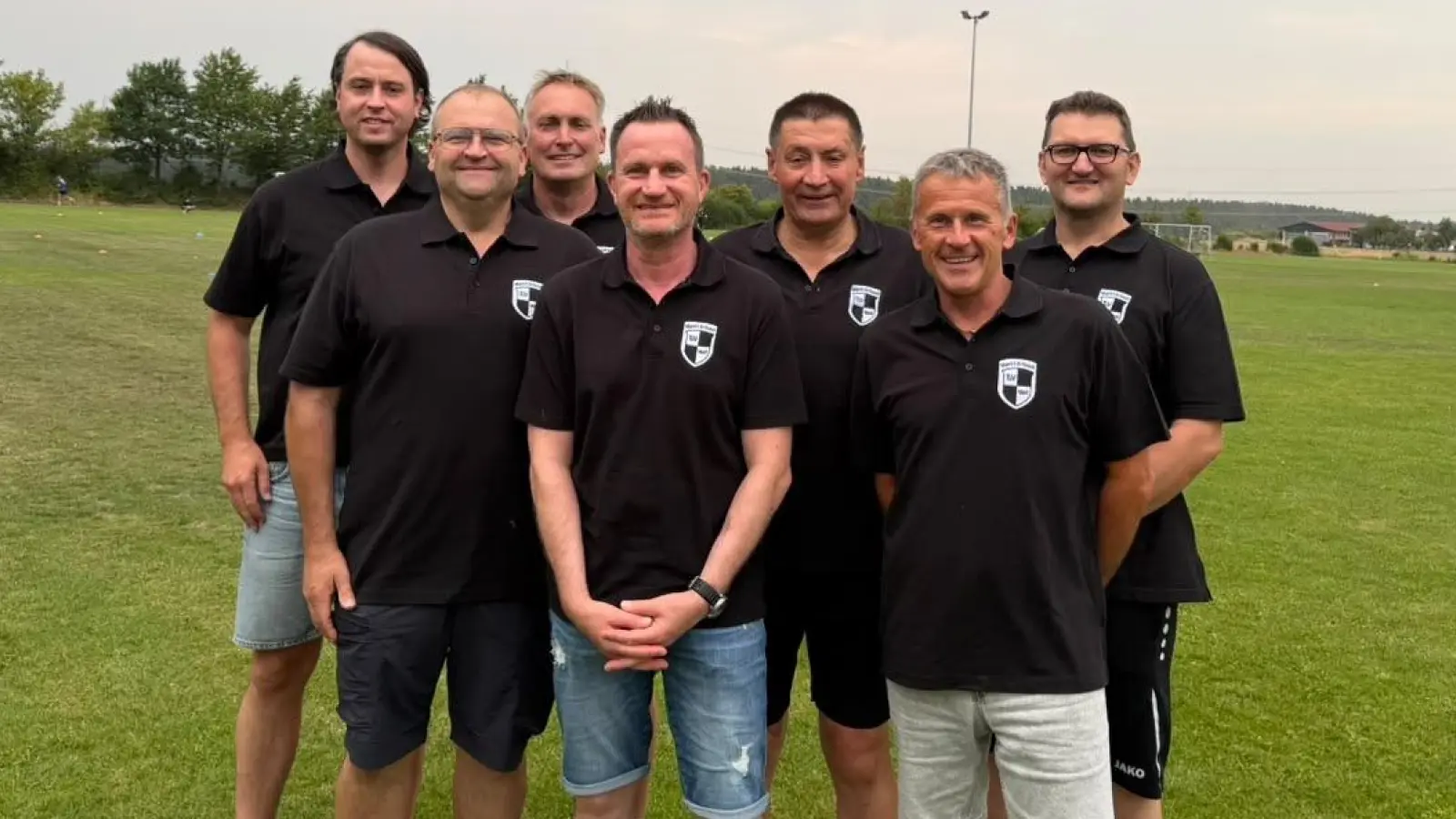 Die Mitglieder des Markt Erlbacher Festausschusses auf dem TSV-Sportgelände (von links): Michael Popp, Jürgen Scheuerpflug, Gerd Eisenbeiß, Heiko Röschlein, Klaus Mahlein, Hermann Barth und Hans Schuster. Nicht auf dem Foto sind Johannes Fleischmann und Alexander Winter. (Foto: Franz Steinlein)
