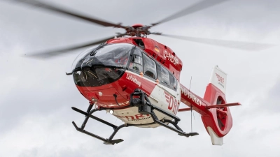 Der Teenager wird mit einem Rettungshubschrauber in eine Klinik gebracht. (Symbolbild) (Foto: Daniel Karmann/dpa)