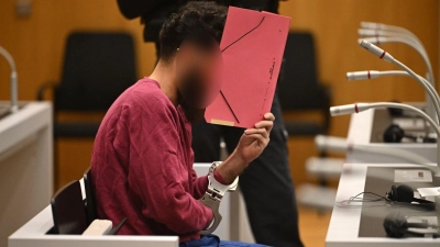 Der Angeklagte Sulaiman A. sitzt beim Prozessauftakt im Gerichtssaal.  (Foto: Marijan Murat/dpa)