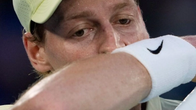 Jannik Sinner im Finale der Australian Open gegen Alexander Zverev. (Foto: Ng Han Guan/AP/dpa)