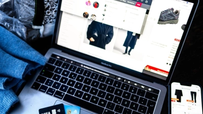 Ein fehlendes Impressum, Verkäufer etwa in Fernost und Vorkasse sind Warnsignale, die auf Fake-Shops hinweisen können. (Foto: Sina Schuldt/dpa/dpa-tmn)