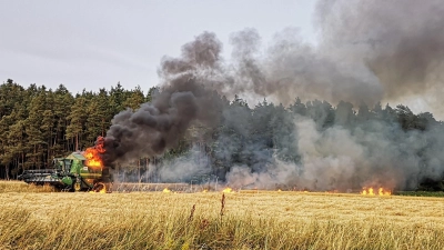 Flammen und Rauch machten auf diesem Acker zwischen Forndorf und Bruck auf den Brand aufmerksam. (Foto: Jürgen Binder)