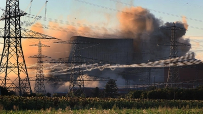 Im August 2024 wurden die Kühltürme des stillgelegten Kernkraftwerkes Grafenrheinfeld gesprengt. Ein Mann hatte dabei für Verzögerungen gesorgt. (Archivbild) (Foto: Karl-Josef Hildenbrand/dpa)
