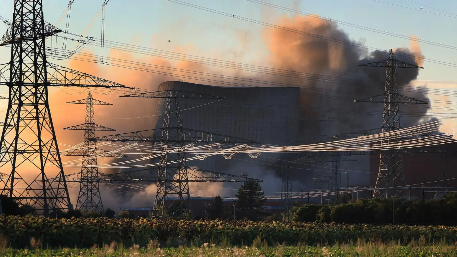 Im August 2024 wurden die Kühltürme des stillgelegten Kernkraftwerkes Grafenrheinfeld gesprengt. Ein Mann hatte dabei für Verzögerungen gesorgt. (Archivbild) (Foto: Karl-Josef Hildenbrand/dpa)