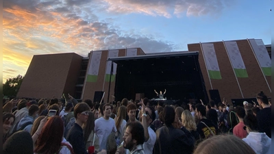 Die Freifläche der Ansbacher Hochschule wurde beim Campus-Festival zur großen Open-Air-Disco und Partymeile. Nicht nur Studierende genossen das bunte Treiben. (Foto: Anika Singer)