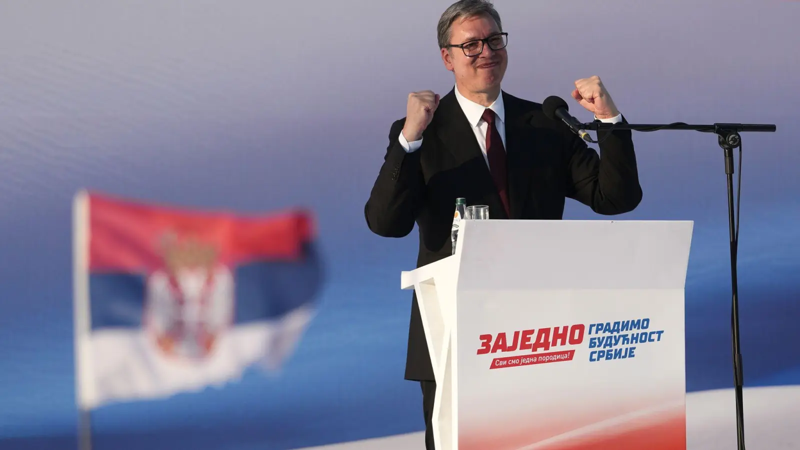 Serbiens Staatspräsident Aleksandar Vucic ist zurückgetreten, um als Spitzendkandidat seiner Fortschrittspartei bei der vorgezogenen Parlamentswahl vom 25. Oktober antreten zu können. (Foto: Darko Vojinovic/AP/dpa)