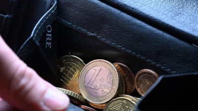 Viele Menschen würden gerne mehr fürs Alter sparen, können es sich aber nicht leisten. (Symbolbild) (Foto: Federico Gambarini/dpa/dpa-tmn)