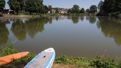 Der Schleifweiher als Naturgewässer gilt als eine der Attraktionen im Feuchtwanger Freibad: Waren dessen Öffnungszeiten in den zurückliegenden beiden Wochen verkürzt, so können die Badegäste seit Montag wieder zu den regulären Zeiten in die Freizeiteinrichtung kommen. (Foto: Martina Kramer)