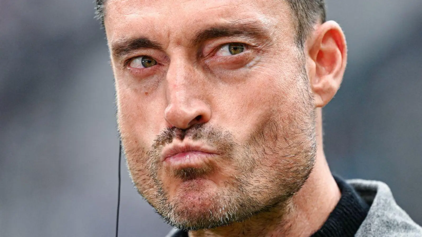 Hatte bei Eintracht Frankfurt keinen Erfolg - und immer mal wieder heftig irritiert: Trainer Albert Riera. (Archivbild) (Foto: Uwe Anspach/dpa)