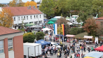 Auf die positive Resonanz der Bauernmarktmeile vor dem AELF-Gebäude vor vier Jahren folgt im Oktober zum Erntedankfest eine Neuauflage. (Archivbild: Christian Frey)