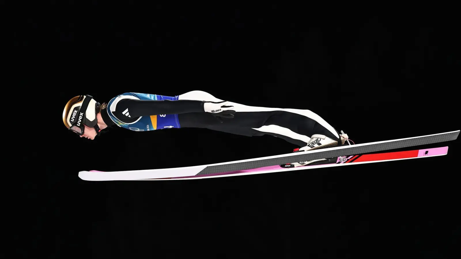 Marius Lindvik gewann Silber im Mixed-Team und sprach danach auch über Philipp Raimund. (Foto: Daniel Karmann/dpa)