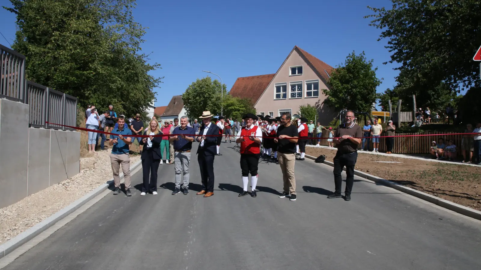 Feierlich wurde die Bahnbrücke für den Verkehr freigegeben. (Foto: Alexander Biernoth)