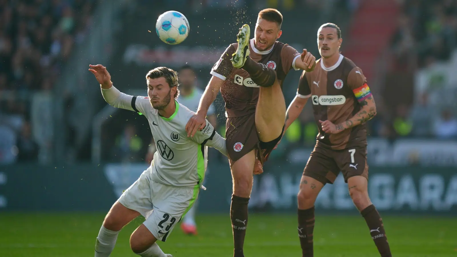 Das Nordduell zwischen dem FC St. Pauli und dem VfL Wolfsburg war umkämpft. (Foto: Marcus Brandt/dpa)