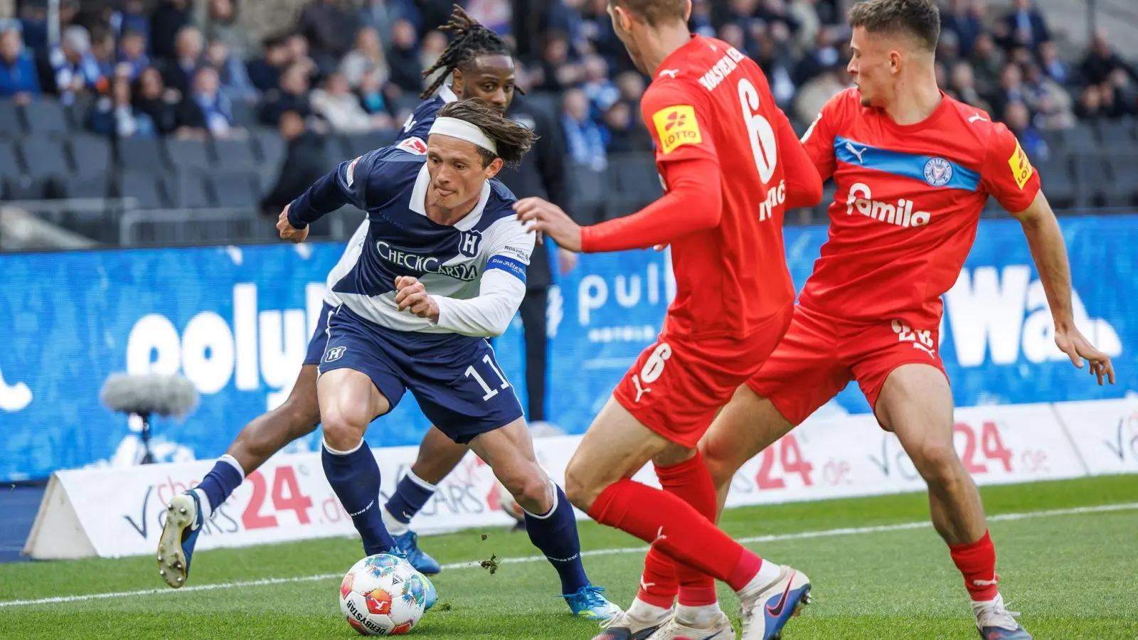 Herthas Fabian Reese (l.) zieht an zwei Kieler Gegenspielern vorbei.  (Foto: Andreas Gora/dpa)