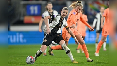 Alexandra Popp (l) führt die Fußballerinnen bei Olympia an. (Foto: Federico Gambarini/dpa)